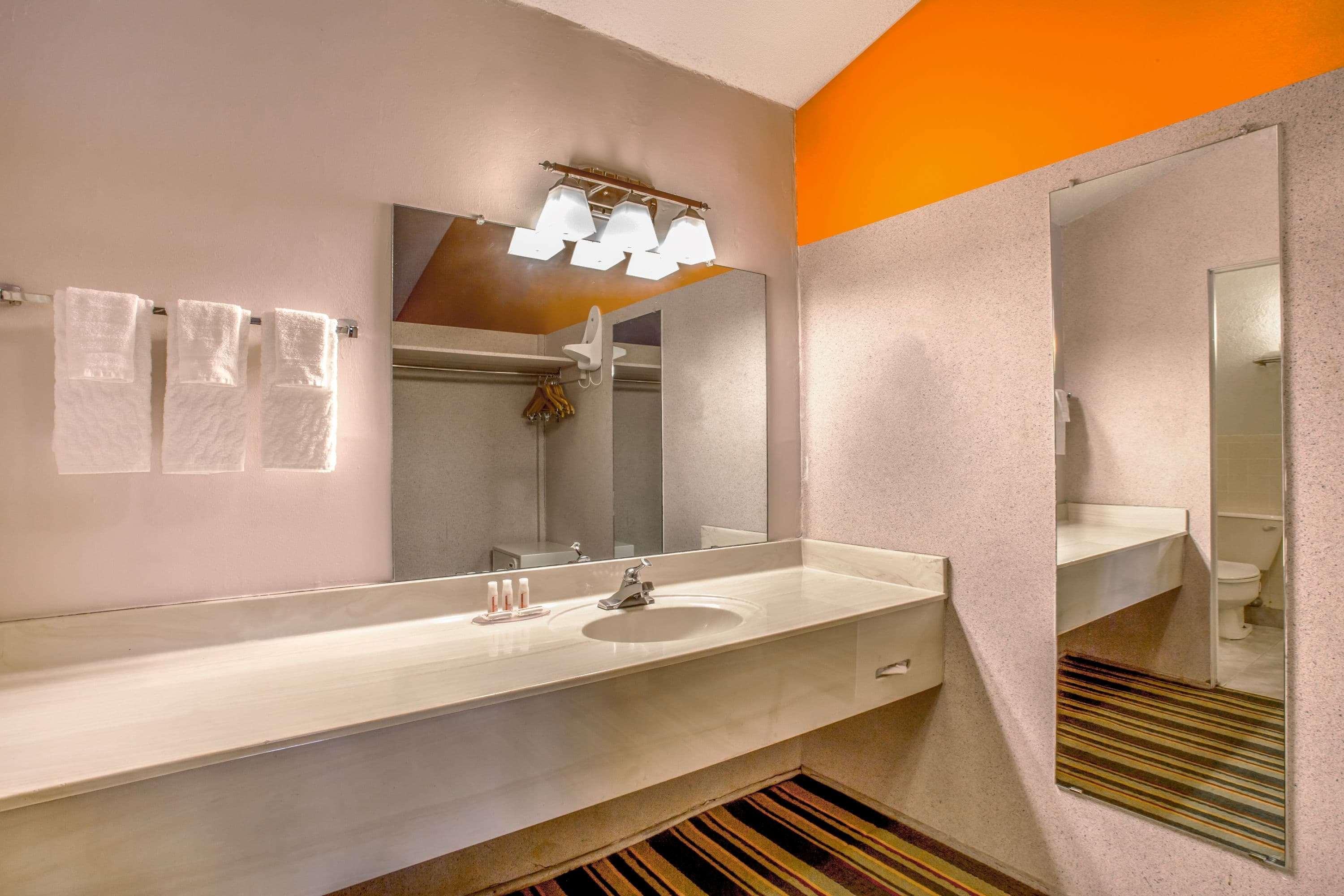 Howard Johnson By Wyndham Phoenix Airport/Downtown Area Exterior photo
